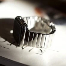 1入組銀色時尚不銹鋼摺疊扣手錶帶，與 配帶 38mm、40mm、41mm、45mm、44mm、42mm、49mm、商務風格、極致系列兼容 配帶 Ultra 8 7 6 5 4 3 2 1 SE，女士男士智能手錶配件 - 銀色 - 查看 2