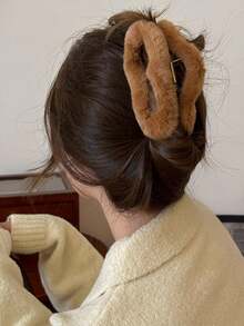 1 Autumn And Winter Oval Plush Fashionable Simple Commuting Hair Claw Suitable For Daily Use Holiday Parties - Brown - View 2