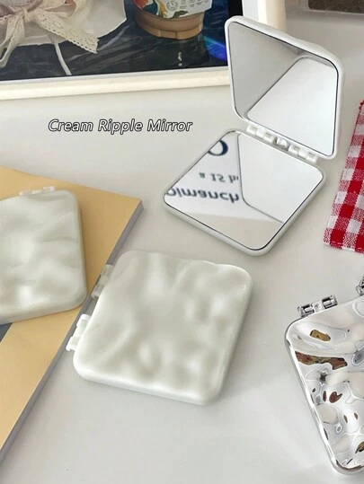 1个便携式双面小镜子，波纹镜面，时尚简约，适合随身携带和居家使用，小巧便携，口袋大小的化妆镜，适用于客厅、卧室、浴室等家居装饰，旅行必备，也适合婚礼、派对、生日等场合，可作为送给男士、父母、挚友、老师的礼物，新年礼物，趣味礼品，化妆用品，价格实惠，房间装饰，梳妆台，旅行，卧室，化妆配件，镜子，化妆镜，迷你镜，便携镜，小镜子，手持镜，价格实惠，圣诞礼物，化妆，化妆工具，便宜好物，礼物，女士礼物，圣诞礼物，赠品，旅行必备
