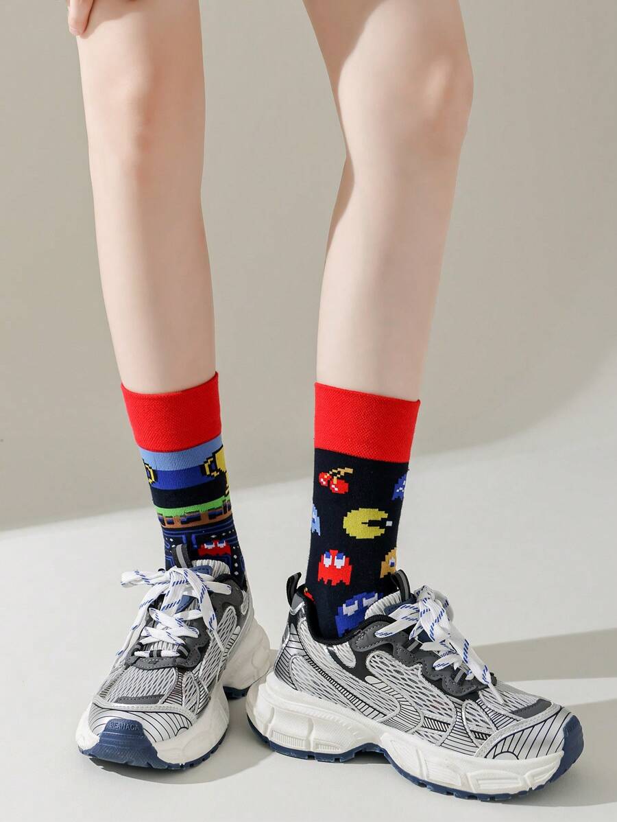 1双个性化卡通A/B不对称袜子，适合户外和休闲穿着，创意女袜