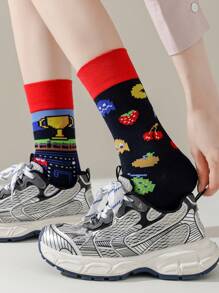 1双个性化卡通A/B不对称袜子，适合户外和休闲穿着，创意女袜