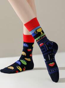 1双个性化卡通A/B不对称袜子，适合户外和休闲穿着，创意女袜