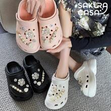 Zapatillas  para mujer Sandalias Antideslizantes EVA zuecos con pins dorados de flor - Rosa - Ver 6