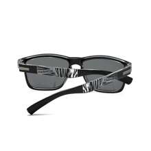 一副男女通用复古方形时尚眼镜，适合男士佩戴，可用于运动、钓鱼、驾驶、骑行、徒步旅行等户外活动。高端设计师装饰时尚眼镜，镜片颜色可选蓝色、绿色和橙色。（注意：不含眼镜盒）夏季海滩度假、户外活动、旅行必备时尚眼镜