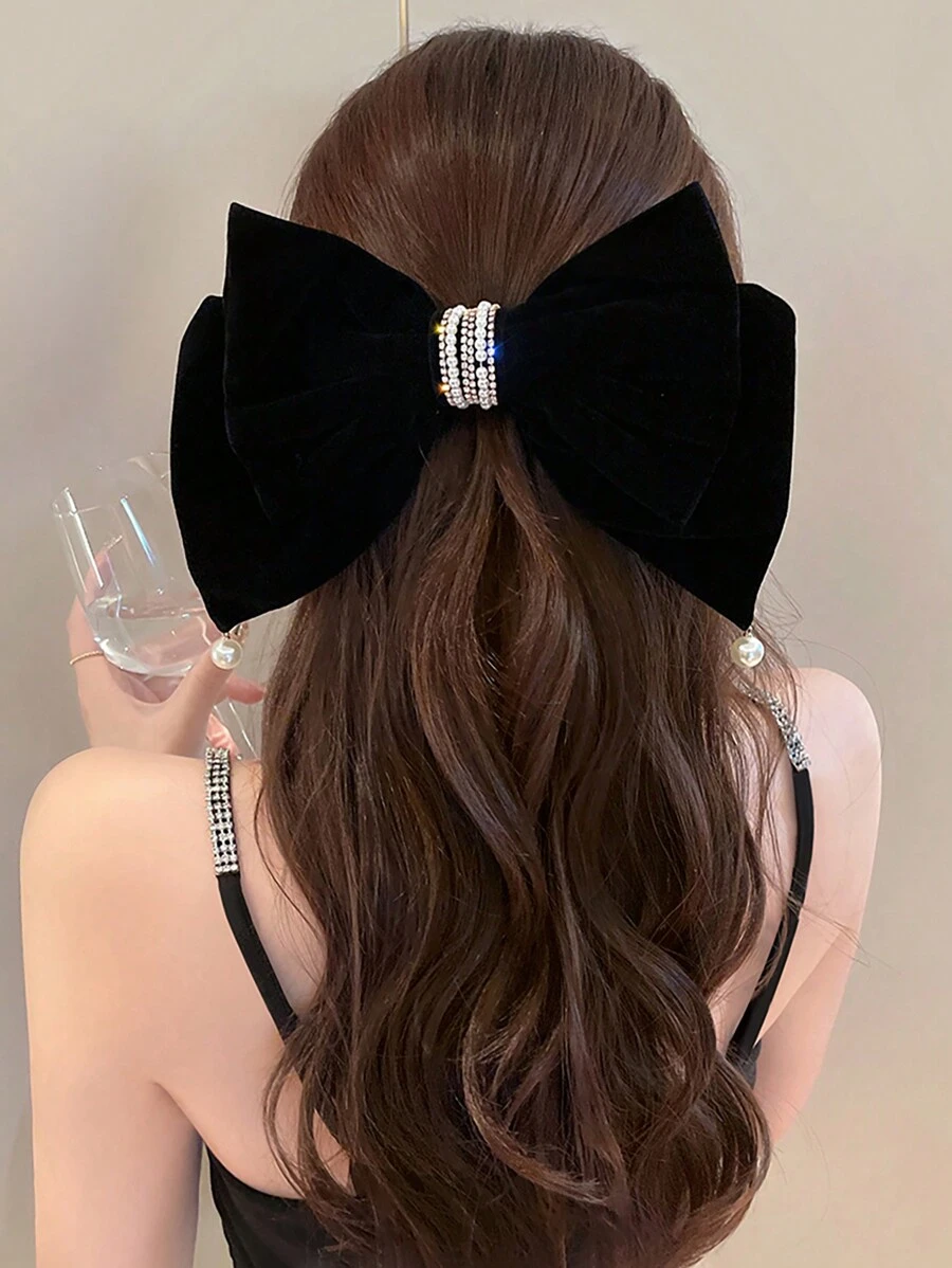 1个女士纯色丝绒发夹，饰有大颗珍珠、水钻和蝴蝶结 - 优雅甜美，适合日常佩戴、派对、舞会、情人节等场合。这款发夹造型可爱，是冬季女士发饰的理想之选。
