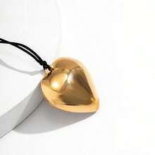 甜美又時尚的誇張大愛心吊墜項鍊,簡單又可調整的頸圈,讓你展現全新的造型