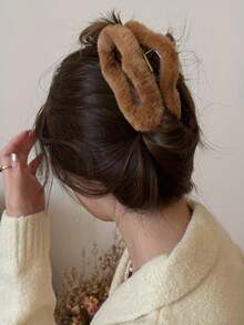 1 Autumn And Winter Oval Plush Fashionable Simple Commuting Hair Claw Suitable For Daily Use Holiday Parties - Brown - View 1