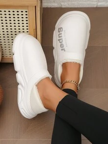 女款防水保暖鞋,配有防滑厚底和厚高跟,適用於冬季