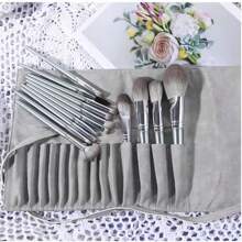 灰色14支化妆刷套装，包含柔软刷毛、皮革便携化妆收纳包、眼影刷、散粉粉底刷、眉刷、唇刷、遮瑕刷、葡萄紫超柔软刷毛，是一套完整的化妆工具。套装包含化妆刷、化妆刷套装、化妆刷套装、化妆套装、化妆刷套装、化妆套装、化妆刷礼盒套装等。