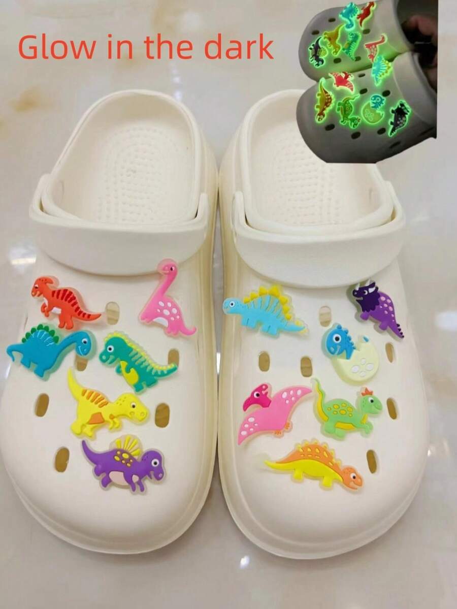 新到貨的發光恐龍鞋洞、鞋花、扣具diy配件套裝,共12件,適用於洞洞鞋、涼鞋、手提包