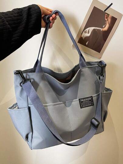 字母贴布装饰轻便购物袋，多口袋休闲手提包，斜挎书包，大容量单肩包，适合上班族、毕业生、青少年、大学生和高中生，是工作、商务通勤、户外旅行和返校的理想之选。