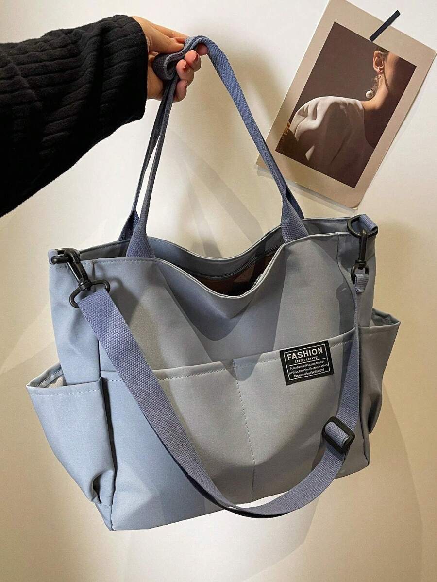 字母贴布装饰轻便购物袋，多口袋休闲手提包，斜挎书包，大容量单肩包，适合上班族、毕业生、青少年、大学生和高中生，是工作、商务通勤、户外旅行和返校的理想之选。