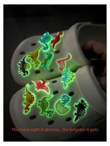 新到貨的發光恐龍鞋洞、鞋花、扣具diy配件套裝,共12件,適用於洞洞鞋、涼鞋、手提包