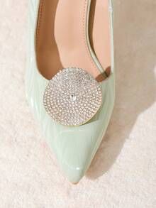 2 件合金高跟鞋扣包括不对称圆形银色星星镶嵌玻璃水钻可拆卸扣花，时尚宣言设计搭配高跟鞋、平底鞋甚至凉鞋或运动鞋用于 4 个季节的鞋子装饰