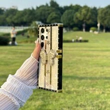 1 ốp lưng bảo vệ hình vuông màu trắng, được trang trí bằng hoa hướng dương may mắn lấp lánh và bướm vàng, phù hợp cho cả điện thoại Apple và Android, phiên bản quốc tế, không phải phiên bản nội địa. - trắng - Xem 1