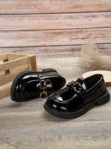 1雙女孩鏡面珍鞋,帶金屬扣裝飾的戶外平底鞋