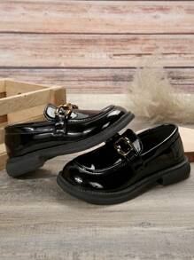 1雙女孩鏡面珍鞋,帶金屬扣裝飾的戶外平底鞋