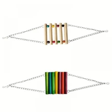 1 pièce Perchoir en bois durable pour perroquet avec balançoire, jouet avec perles colorées, clochettes, chaîne métallique et attache, accessoires de cage à oiseaux pour cacatoès et perroquets, combinaison de couleurs aléatoires