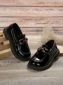 1雙女孩鏡面珍鞋,帶金屬扣裝飾的戶外平底鞋