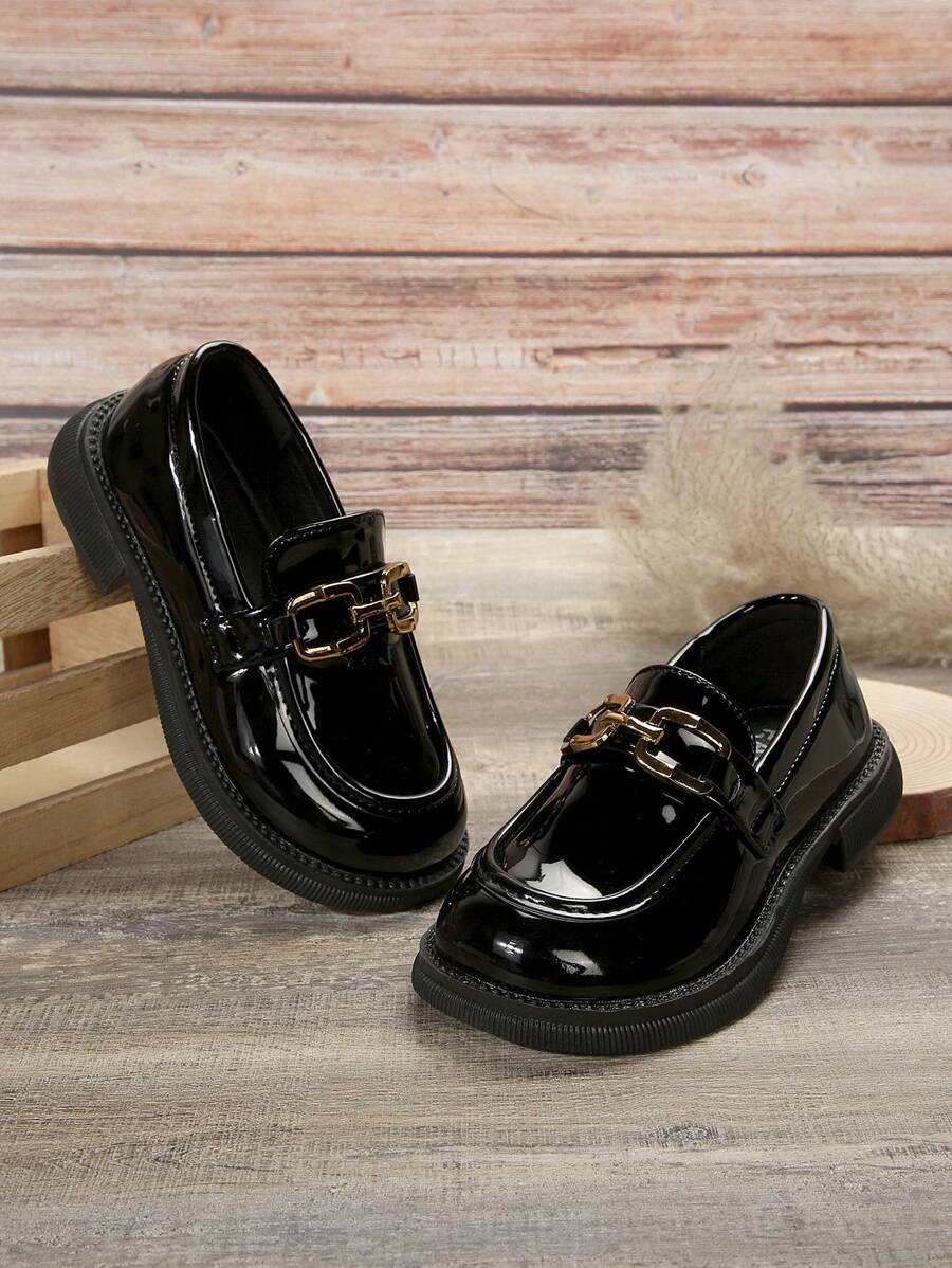 1雙女孩鏡面珍鞋,帶金屬扣裝飾的戶外平底鞋