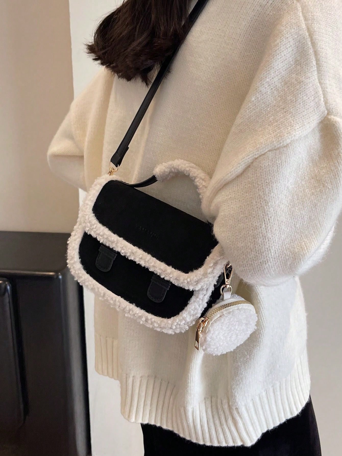 حقيبة يد صغيرة بطراز رجعي أسود عصري بحافة فرو، حقي...