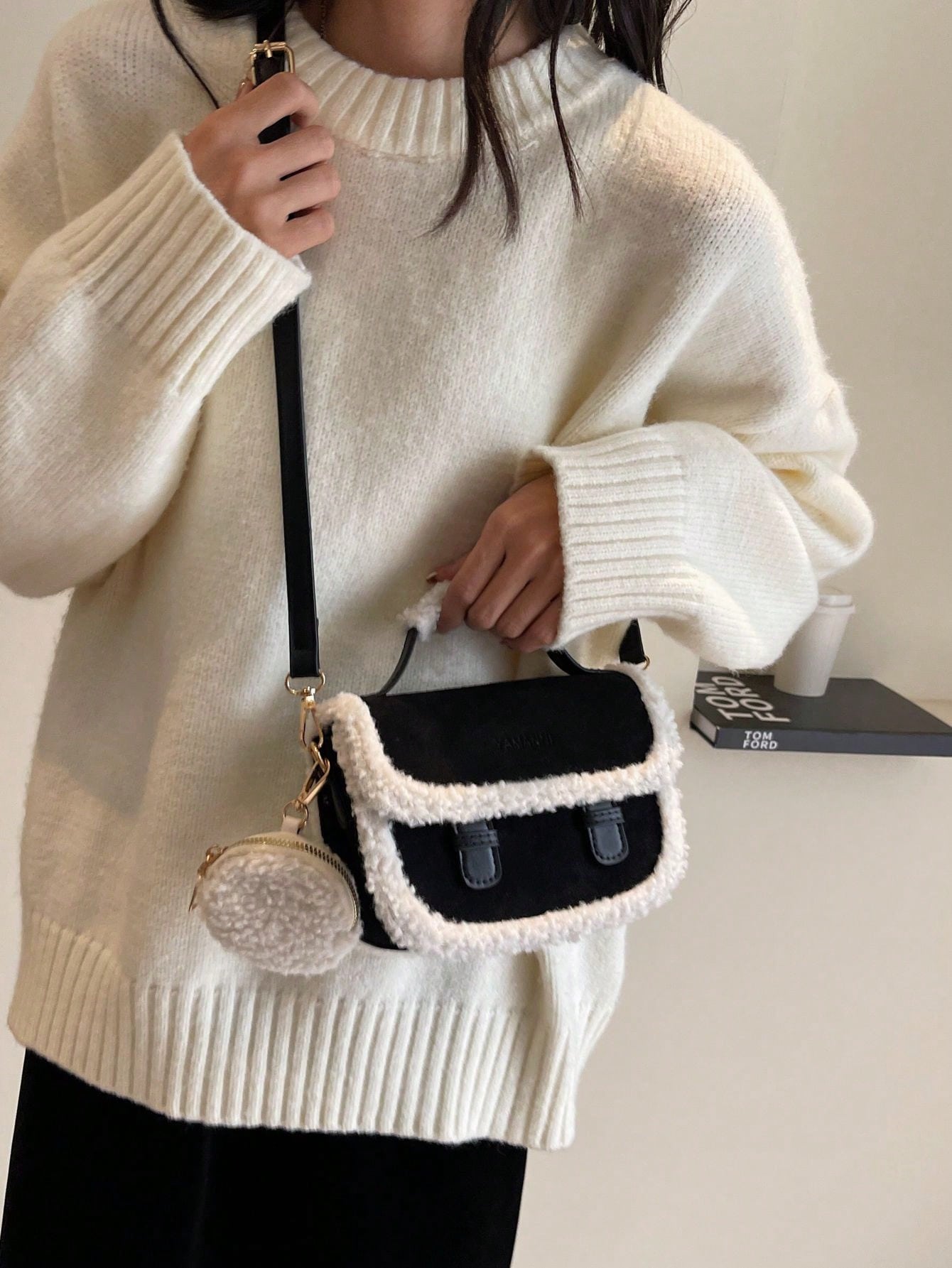 حقيبة يد صغيرة بطراز رجعي أسود عصري بحافة فرو، حقي...