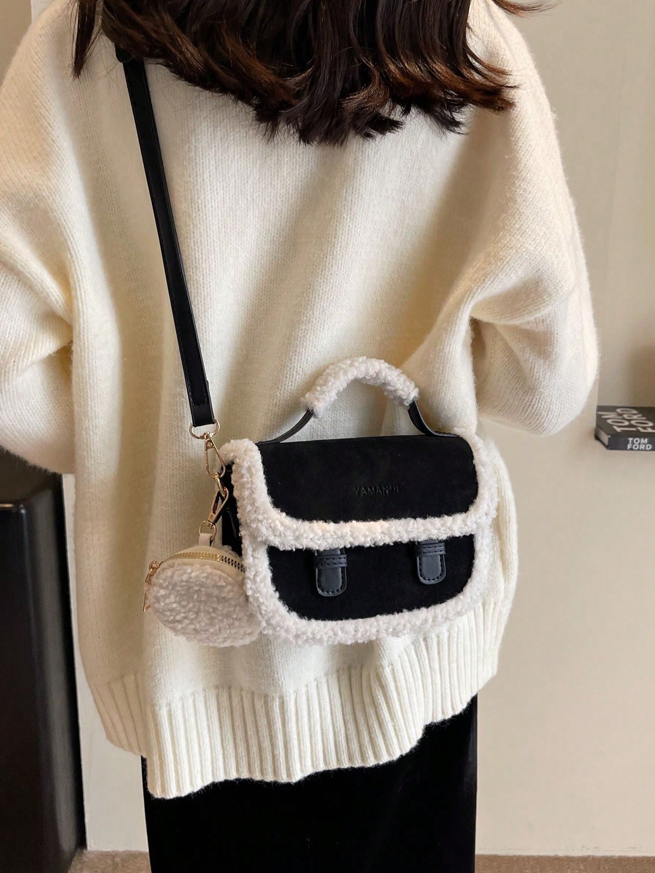 حقيبة يد صغيرة بطراز رجعي أسود عصري بحافة فرو، حقي...