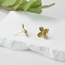 1對優雅花形耳針,適用於日常佩戴或送禮