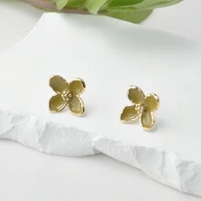 1對優雅花形耳針,適用於日常佩戴或送禮