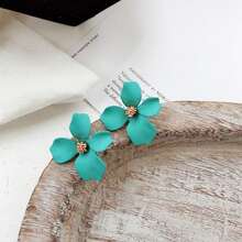 1對優雅花形耳針,適用於日常佩戴或送禮