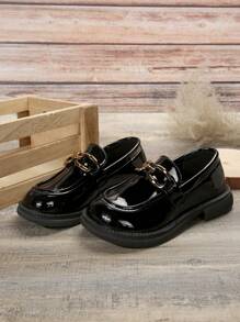 1雙女孩鏡面珍鞋,帶金屬扣裝飾的戶外平底鞋