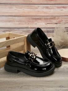 1雙女孩鏡面珍鞋,帶金屬扣裝飾的戶外平底鞋