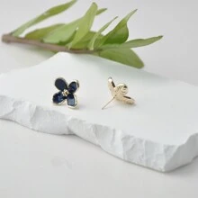 1對優雅花形耳針,適用於日常佩戴或送禮