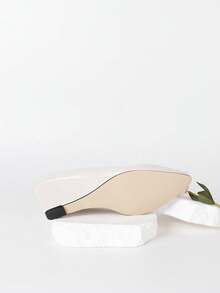 Tacones bajos de puntera (PU) con acabado espejado para mujer, versátiles y apropiados para el trabajo y uso casual, en color beige, para primavera y otoño - Beis - Ver 9