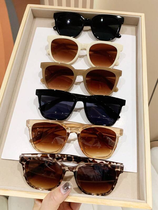 6 paires de lunettes de soleil carrées rétro, en plastique, décoration mode classique, protection UV, idéales pour l'extérieur, les vacances à la plage. Accessoires de plage pour femmes. Convient pour les pulls, jeans, survêtements, sweats à capuche, vestes, robes et chemises à manches longues. Élégante tenue pour les sorties familiales, les voyages, les vacances d'été à la plage.