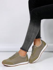 女款經典圓頭透氣平底訓練綁帶鞋，四季皆可穿著