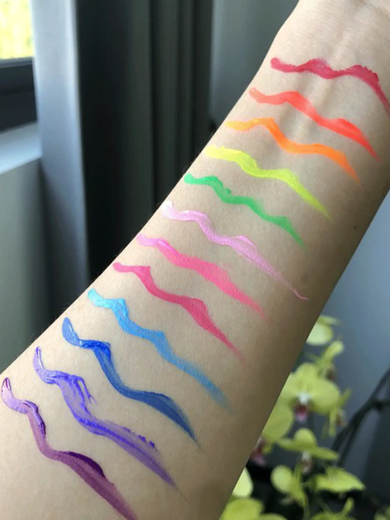 HANDAIYAN 12支装彩色眼线笔套装：哑光速干液体眼线笔和凝胶眼线笔，适合万圣节、圣诞节、返校季和校园派对，也适合女性面部彩绘，是Y2K复古时尚的理想之选，可作为生日/情人节/母亲节礼物，也是狂欢节派对的必备单品，色彩搭配丰富。 - 彩色 - 查看 3