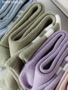 1雙流行硅膠防滑中筒襪,適用於女性瑜伽,健身,普拉提運動,室內穿著