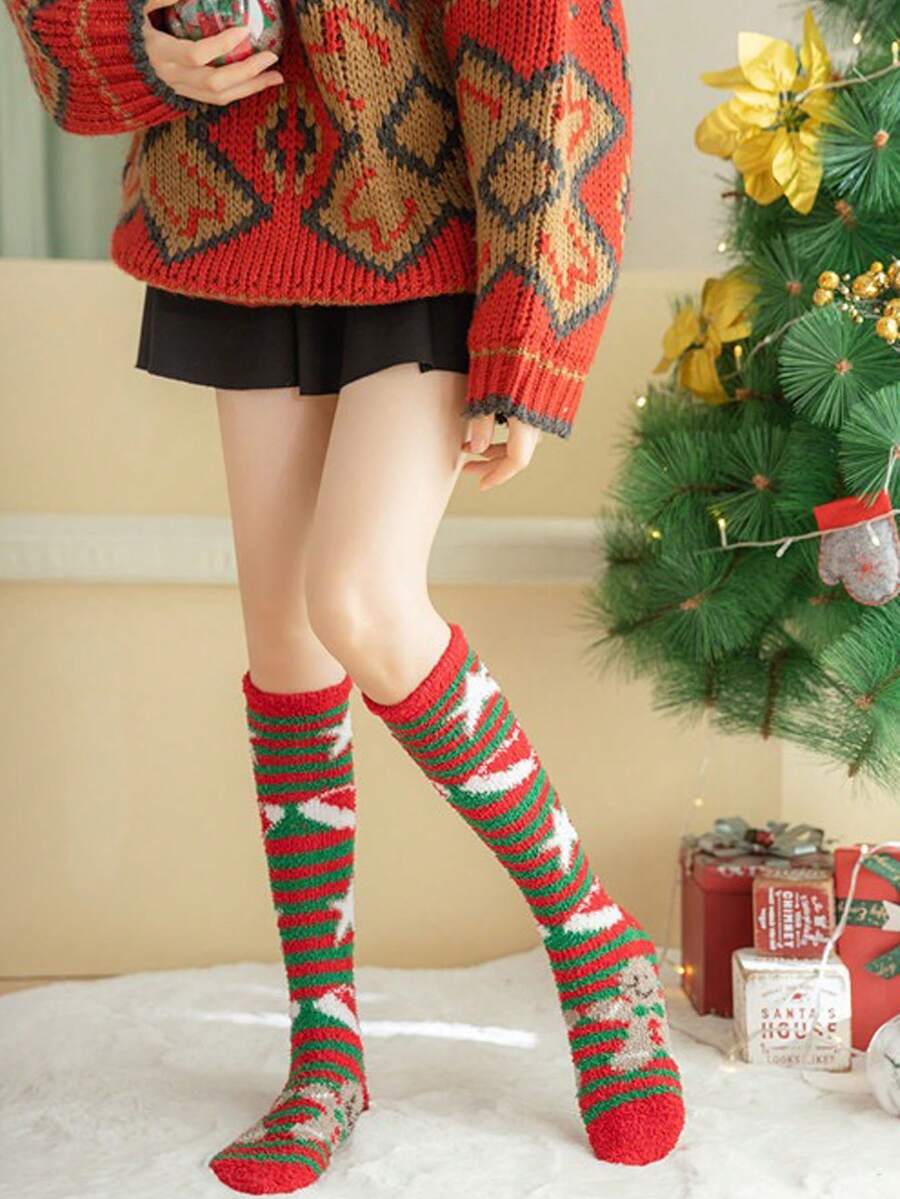 秋冬聖誕主題中筒襪,以聖誕樹、聖誕老人、雪花和地板襪為特色,適用於休閒和街頭穿搭