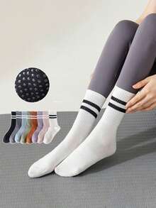 1雙流行硅膠防滑中筒襪,適用於女性瑜伽,健身,普拉提運動,室內穿著