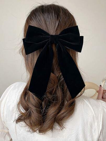 可爱女士黑色蝴蝶结发夹，单只装，适合秋冬季节，时尚优雅，百搭发饰，日常外出、盛装打扮、发型设计皆宜，也适合学校情人节等场合。这款发夹可作为发卡、发饰、发夹等，是女士冬季穿搭的理想之选。