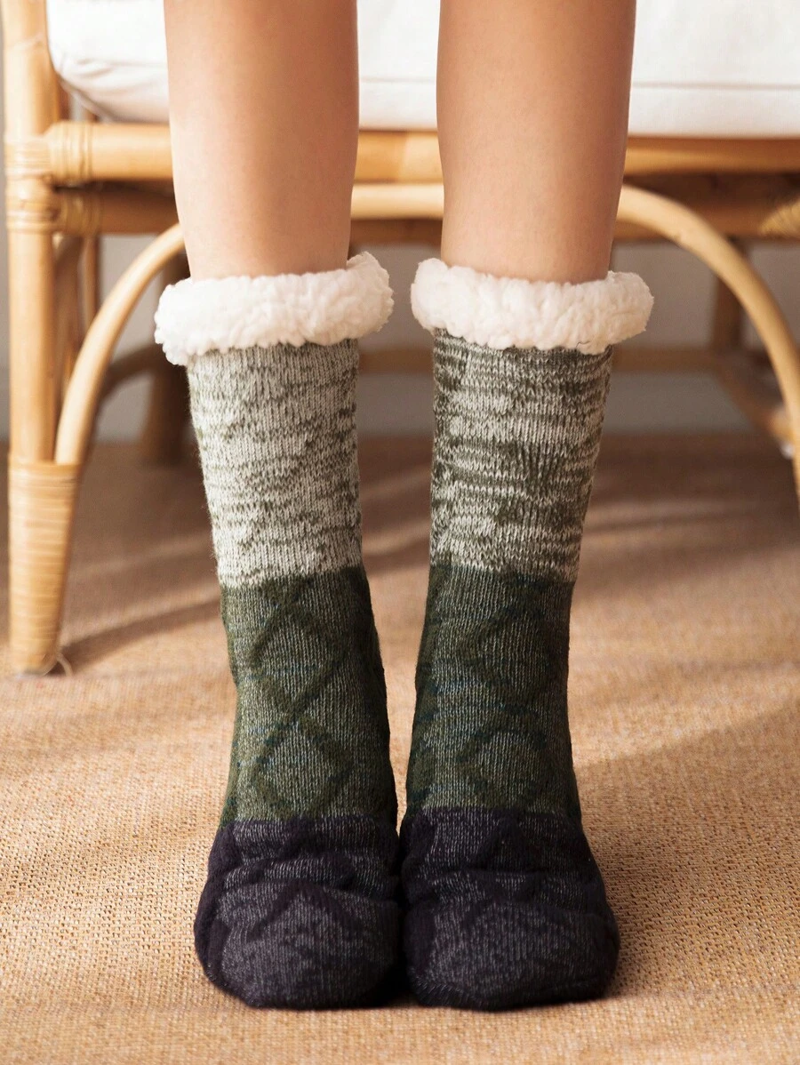1雙女士中筒襪,拼接深綠羊毛,加厚帶有矽膠防滑,保暖、舒適、可愛,適合冬季穿著