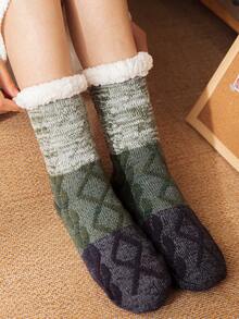 1雙女士中筒襪,拼接深綠羊毛,加厚帶有矽膠防滑,保暖、舒適、可愛,適合冬季穿著