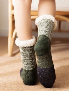 1雙女士中筒襪,拼接深綠羊毛,加厚帶有矽膠防滑,保暖、舒適、可愛,適合冬季穿著