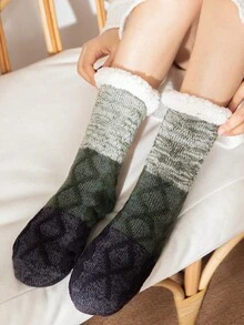 1雙女士中筒襪,拼接深綠羊毛,加厚帶有矽膠防滑,保暖、舒適、可愛,適合冬季穿著