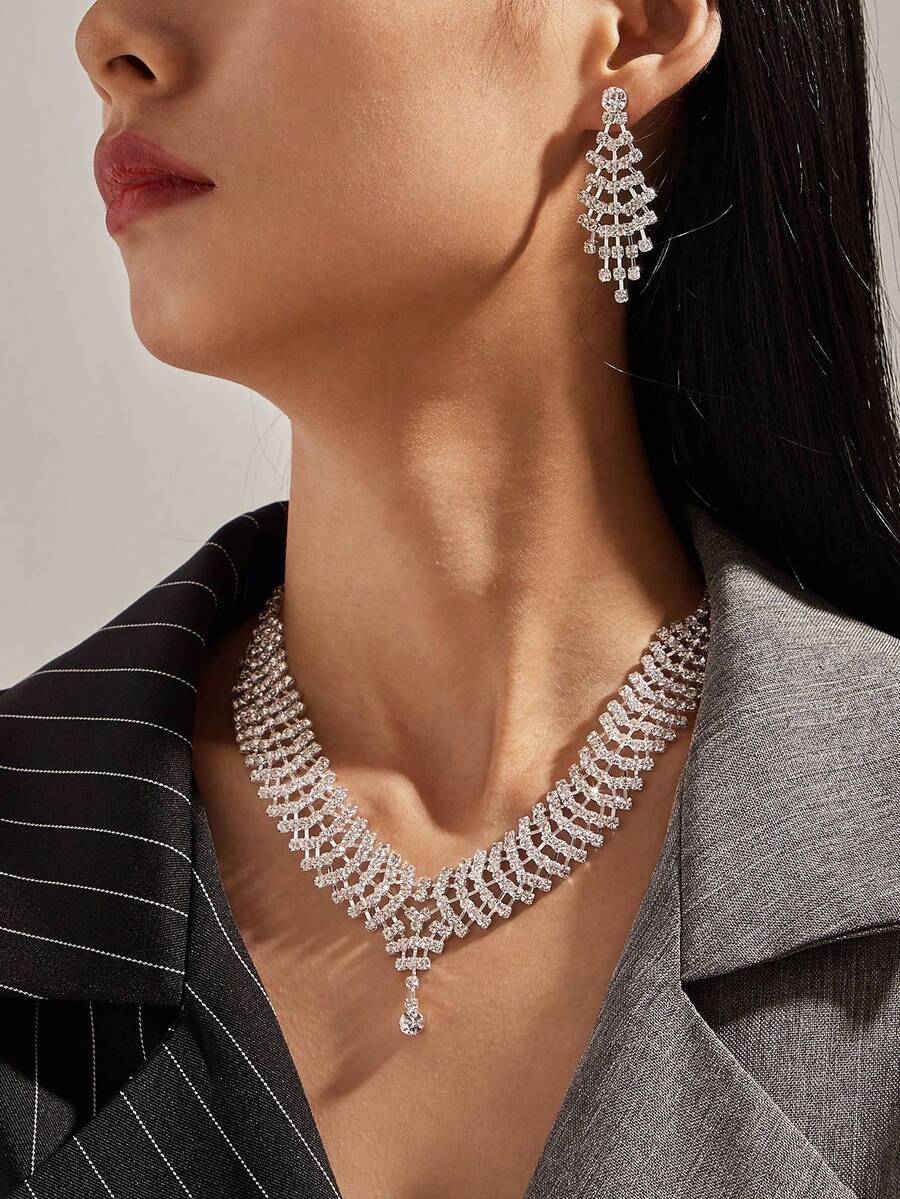 1 件水钻装饰个性项链和 1 对耳环