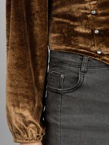 Blusa linda corta unicolor para mujer de tela velour con piedras y cuello cuadrado - Marrón - Ver 3