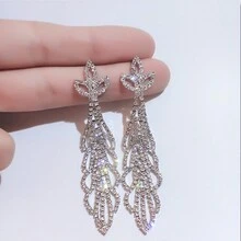 1個不鏽鋼葉子設計流蘇耳環,配有閃亮的鑽石吊墜-8.8厘米長的時尚優雅耳夾,適合婚禮、假期和旅行,尤其適合女性
