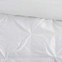 Laurel 7 件簇绒床上用品被子套装，配有抱枕、仿丝卧室被子，配有配套的枕套、枕头、床裙、枕套，有黑色/腮红/灰色/象牙色/海军蓝/梅子色/海泡石色/灰褐色/白色可选，全尺寸/大号双人床/特大号双人床/加州特大号双人床 - 白色 - 查看 3