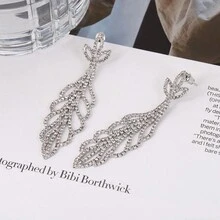 1個不鏽鋼葉子設計流蘇耳環,配有閃亮的鑽石吊墜-8.8厘米長的時尚優雅耳夾,適合婚禮、假期和旅行,尤其適合女性